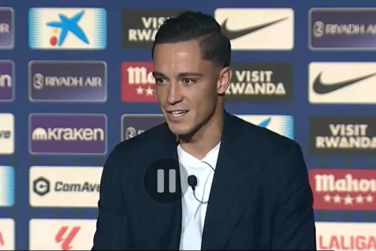 Giacomo Raspadori in conferenza stampa di presentazione all'Atletico Madrid 